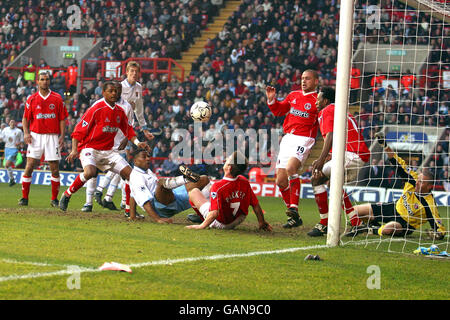 Calcio - fa Barclaycard Premiership - Charlton Athletic / Aston Villa. Scott Parker di Charlton Athletic e Ulises de la Cruz di Aston Villa si scamparono nella scatola per la palla Foto Stock