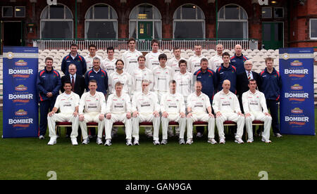 Gruppo del team Lancashire: Back row - (l-r) Jason Swift (Analyst), Stephen Parry, Steven Mullaney, Oliver Newby, Simon Marshall, Gareth Cross, Steven Croft, Karl Brown, Alex Horn (allenatore di potenziamento e condizionamento). Media fila - Dave Roberts (capo fisico), Darrin White (2 ° XI marcatore), Mike Watkinson (cricket manager), Luke Sutton, Tom Smith, Kyle Hogg, Paul Horton, Gary Yates (assistente allenatore), Sam Byrne (fisioterapista), Alan West (1 ° XI marcatore), Simon Morris (medico) Front - Slinen, Cork Chapid, Mood of, Cork, Mark Chilton, Gary Keedy, Iain Sutcliffe e Mal Loye Foto Stock