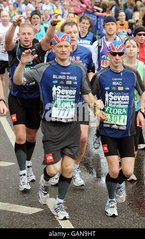 Flora Maratona di Londra. Il corridore cieco Dave Heeley (a sinistra) attraversa Tower Bridge durante la Maratona di Londra del 2008. Foto Stock