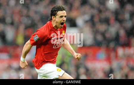 Owen Hargreaves di Manchester United celebra il suo obiettivo durante la partita Barclays Premier League a Old Trafford, Manchester. Foto Stock