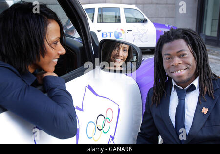 Medaglia d'oro alle due Olimpiadi, Dame Kelly Holmes e Ade Adepitan, stella della pallacanestro su sedia a rotelle in taxi Londra consegnati appositamente fuori dal BT Centre, Londra per l'annuncio della squadra di BT degli ambasciatori di Londra 2012. Foto Stock