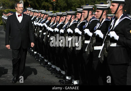 Il presidente dell'Estonia, Toomas Hendrik Ilves, esamina i marinai irlandesi ad Aras An Uachtarain mentre inizia una visita di Stato di tre giorni in Irlanda. Foto Stock
