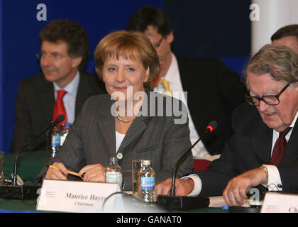 Il Presidente del Forum Nazionale sull'Europa Maurice Hayes presenta la cancelliera tedesca Angela Merkel prima di rivolgere oggi il suo discorso ai membri del Forum al Castello di Dublino. Foto Stock