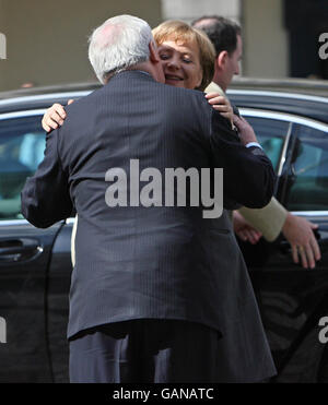 Taoiseach Bertie Ahern saluta la cancelliera tedesca Angela Merkel prima di affrontare oggi i membri del National Forum on Europe al Castello di Dublino. Foto Stock