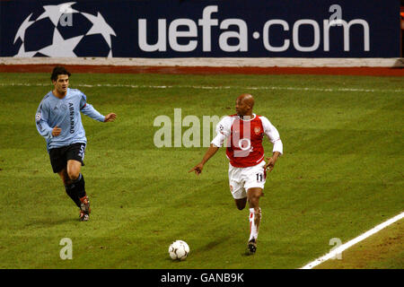 Calcio - UEFA Champions League - Gruppo B - Arsenal contro Ajax. Sylvain Wiltord (r) di Arsenal assume Cristian Chivu di Ajax Foto Stock