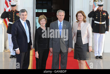 Il primo Ministro Gordon Brown e sua moglie Sarah sono accolti oggi a Washington nella Casa Bianca per cena dal Presidente George Bush e da sua moglie Laura. Foto Stock