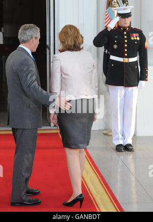 La moglie del primo ministro Gordon Brown, Sarah, è accolta nella Casa Bianca dal presidente George Bush e dalla moglie Laura, dove i quattro hanno cenato insieme questa sera. Foto Stock