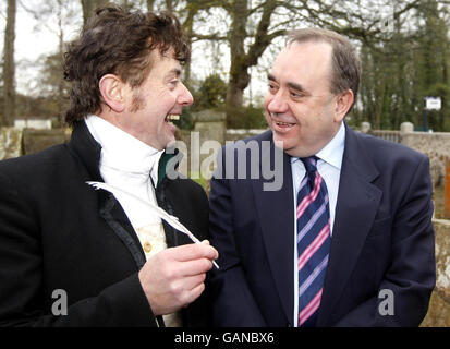 Primo ministro, Alex Salmond, durante la riapertura del Kirk Alloway Auld e cimitero nel Sud Ayrshire, Scozia. Foto Stock