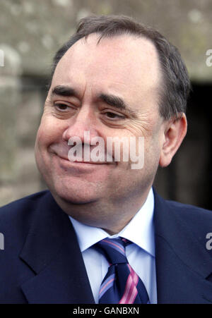 Primo ministro, Alex Salmond, durante la riapertura del Kirk Alloway Auld e cimitero nel Sud Ayrshire, Scozia. Foto Stock