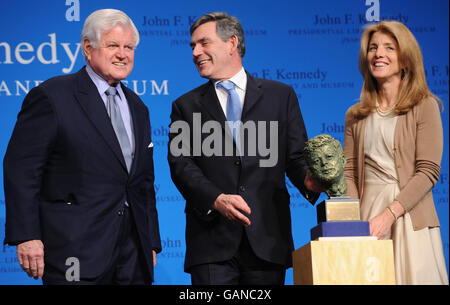 Il primo ministro Gordon Brown (al centro) riceve un busto del presidente John F. Kennedy da sua figlia Caroline e dal senatore Edward Kennedy (a sinistra) dopo aver tenuto oggi un discorso alla John F. Kennedy Library di Boston ad un pubblico di affari, Leader politici e accademici l'ultimo giorno della sua visita di tre giorni negli Stati Uniti Foto Stock