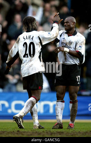 Calcio - fa Barclaycard Premiership - Fulham / Sunderland. Louis Saha di Fulham festeggia con Martin Djetou dopo aver segnato il gol vincente contro Sunderland Foto Stock