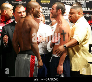 Il pugile del campione del mondo britannico Joe Calzaghe (a destra) fissa a Bernard Hopkins dopo aver toccato le teste al peso-in al Planet Hollywood hotel prima del bout del sabato a Las Vegas. Foto Stock