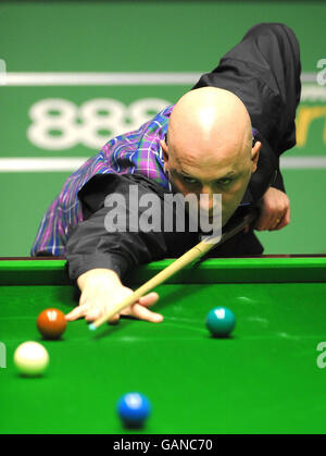 Mark King al tavolo durante la sua prima partita contro Mark Selby durante il Campionato del mondo di snooker 888.com al Crucible Theatre di Sheffield. Foto Stock