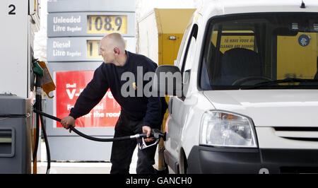 Grangemouth ACAS colloqui di pace. Un motociclista si riempie di carburante in un distributore di benzina sulla Old Perth Road a Inverness, Scozia. Foto Stock