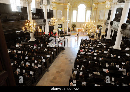 La congregazione durante un minuto di silenzio al servizio commemorativo di Stephen Lawrence presso la chiesa di St Martin in-the-Fields nel centro di Londra. Foto Stock