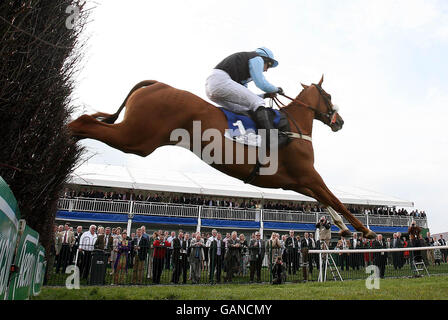 Jockey Noel Fehily cavalca Air Force One alla vittoria in Ellier Deveopments Hanover raggiungere il campione Novice Steeplechase durante il Festival Nazionale di Caccia 2008 all'Ippodromo di Punchestown, Irlanda. Foto Stock