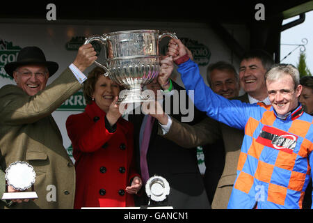 Il presidente irlandese Mary McAleese si congratula con Ruby Walsh dopo aver cavalcato Twist Magic per la vittoria nel campione di Kerrygold Steeplechase durante il National Hunt Festival 2008 all'ippodromo di Punchestown, Irlanda. Foto Stock