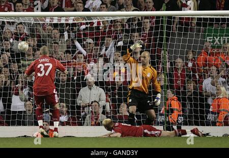 John Arne Riise (a destra) di Liverpool segna un proprio gol in ritardo nel gioco. Foto Stock