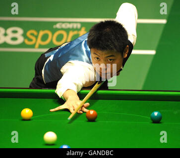 Liang Wenbo al tavolo durante la sua prima partita contro Ken Doherty durante il campionato mondiale di snooker 888.com al Crucible Theatre di Sheffield. Foto Stock