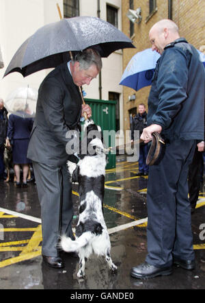 Il Principe di Galles visite presiedere la croce della stazione di polizia Foto Stock