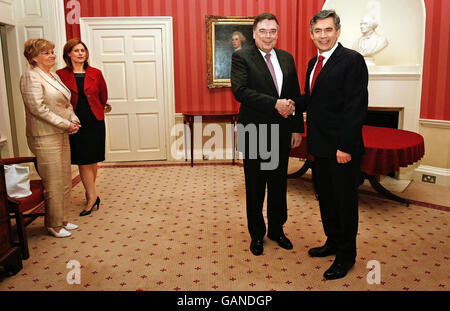 Il primo ministro islandese Geir Haarde incontra il primo ministro britannico Gordon Brown al 10 Downing Street nel centro di Londra, come guardano le loro mogli Inga Jona Thordardottir (sinistra) e Sarah Brown. Foto Stock