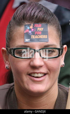 Gli insegnanti sciopero. Gli insegnanti prendono parte al primo sciopero nazionale delle retribuzioni in 21 anni, mentre marciano attraverso il centro di Londra. Foto Stock