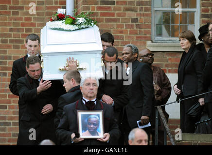 La bara bianca di Gloria Taylor, la madre della scolastica assassinata damilola Taylor, lascia la Chiesa di tutti i Santi a Plumstead, nel sud-est di Londra. Foto Stock