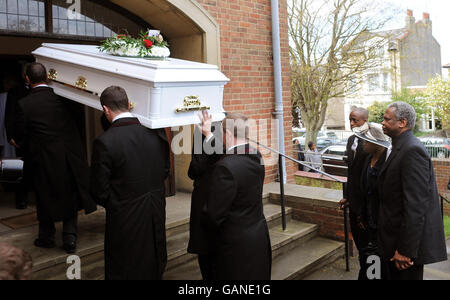 La bara bianca di Gloria Taylor, madre di damilola Taylor, seguita dal marito Richard, figlio Tunde, e dalla figlia Gbemi, arriva alla Chiesa di All Saints a Plumstead, nel sud-est di Londra. Foto Stock