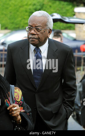 Newscaster e damilola Taylor Trust patrono Sir Trevor McDonald arriva per il funerale di Gloria Taylor presso All Saints Church, Plumstead, South London. Foto Stock