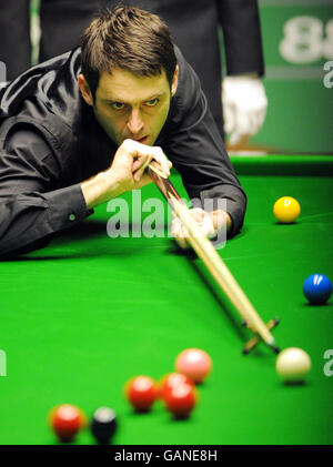 Ronnie o'Sullivan al tavolo durante la sua prima partita contro Liu Chuang durante il Campionato del mondo di snooker 888.com al Crucible Theatre di Sheffield. Foto Stock