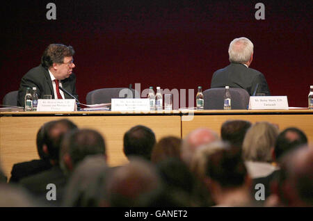 Taoiseach, Bertie Ahern (destra), intervenendo al lancio dell'Organizzazione per la cooperazione economica e la revisione dello sviluppo del Servizio pubblico irlandese nel Castello di Dublino, Dublino, con Tainaiste, Brian Cowen (sinistra), e il Vice Segretario Generale, Aart de Geus (non illustrato). Foto Stock