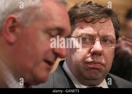 Taoiseach, Bertie Ahern (sinistra), lancia l'Organisation for Economic Co-operation and Development Review del Servizio pubblico irlandese nel Castello di Dublino, Dublino, con Tainaiste, Brian Cowen (destra), e il Vice Segretario Generale, Aart de Geus (non mostrato). Foto Stock