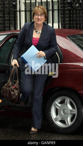 Il segretario di casa Jacqui Smith arriva per la riunione del gabinetto a Downing Street, Londra. Foto Stock