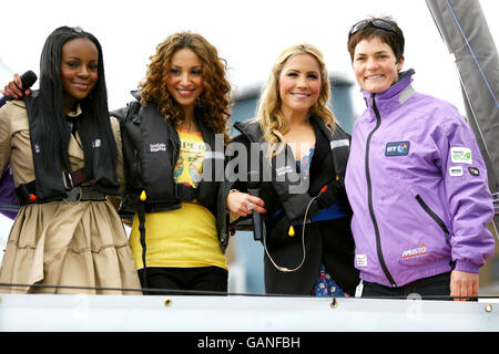 I Sugababes con Dame Ellen MacArthur mentre lanciano il suo nuovo yacht 'BT Open 60' e per lanciare la sponsorizzazione di BT sia dello yacht e del 2008 Isle of Wight Festival, sul Tamigi nel centro di Londra. Foto Stock