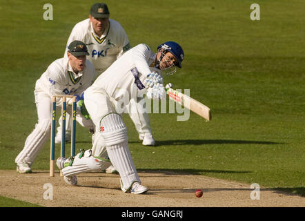 Jacques Rudolph dello Yorkshire esce a guardare da Chris Read e Mark Ealham, il wicketkeeper del Nottinghamshire, durante la partita della LV County Championship Division 1 a Headingley Carnegie, Leeds. Foto Stock