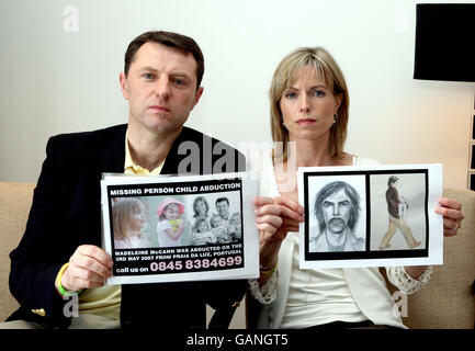 Kate e Gerry McCann parlano con i media all'hotel Hyatt Regency nel centro di Londra in vista dell'anniversario della scomparsa della figlia Madeleine da Praia da Luz in Portogallo lo scorso 2007 maggio. Foto Stock