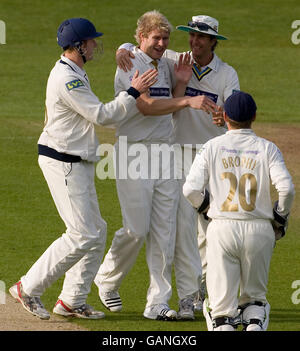 Matthew Hoggard dello Yorkshire festeggia con Andrew Gale e Michael Vaughan dopo aver perso Will Jefferson del Nottinghamshire per un'anatra durante la partita della Divisione 1 del campionato della contea di LV a Headingley Carnegie, Leeds. Foto Stock