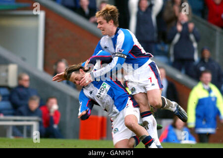 Il capitano Garry Flitcroft di Blackburn Rovers (a destra) si congratula con il suo secondo marcatore Tugay Foto Stock