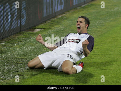 Rangers Nacho Novo festeggia il punteggio della penalità vincente durante la Coppa UEFA, la Semifinale, la seconda tappa, Artemio Franchi, Firenze, Italia. Foto Stock