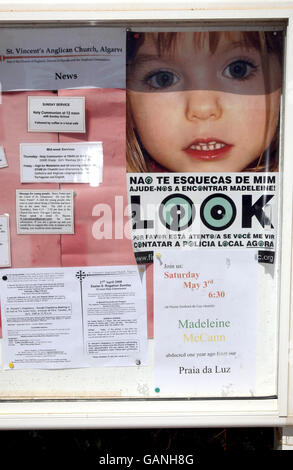 Un poster della 'Find Maddie Campaign' su una bacheca all'esterno della Chiesa di nostra Signora della luce, a Praia da Luz, Portogallo. È un anno da quando Madeleine McCann è scomparso dal suo appartamento di vacanza dei genitori nella città di Algarve. Foto Stock