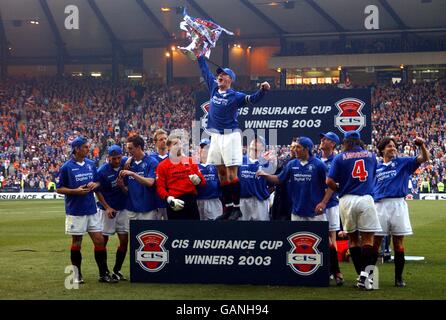 Calcio - CIS Insurance Cup - finale - Rangers / Celtic. Il capitano Barry Ferguson di Rangers (in piedi) guida le celebrazioni della squadra dopo aver vinto la CIS Insurance Cup contro Celtic Foto Stock