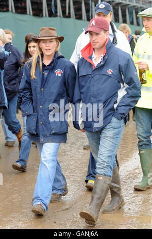 Peter Phillips con la sua fidanzata Kelly d'autunno ai Mitsubishi Motors Badminton Horse Trials Badminton Horse a Badminton, Gloucester. Foto Stock