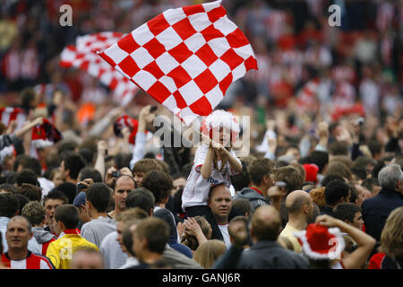 I fan di Southampton invadono il campo a tempo pieno dopo aver battuto Sheffield United 3:2 durante la partita del campionato Coca-Cola a St Mary's, Southampton. Foto Stock