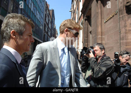 Inghilterra Cricketer Andrew Flintoff (Centre), accusato di velocità, arriva alla corte dei Magistrati di Liverpool con il solicitor Nick Freeman (Left). Foto Stock