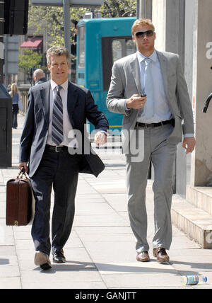 Inghilterra Cricketer Andrew Flintoff (Centre), accusato di velocità, arriva alla corte dei Magistrati di Liverpool con il solicitor Nick Freeman (Left). Foto Stock