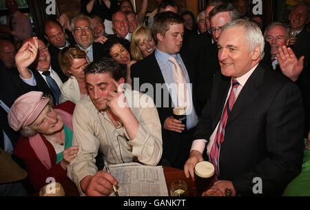 Bertie Ahern gode di una pinta di Bass con amici e sostenitori nel pub di Fagan, Drumcondra, Dublino, dopo essersi formalmente dimessi come Taoiseach. Foto Stock