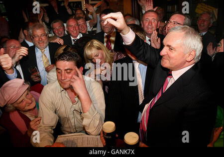 Bertie Ahern gode di una pinta di Bass con amici e sostenitori nel pub di Fagan, Drumcondra, Dublino, dopo essersi formalmente dimessi come Taoiseach. Foto Stock