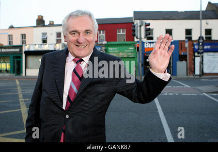 Bertie Ahern fuori dal pub Fagan's, Drumcondra, Dublino dopo aver formalmente dimissato come Taoiseach. Foto Stock