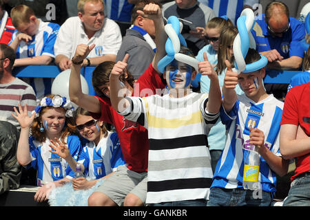 I fan di Colchester si divertano all'ultima partita di Layer Road Foto Stock