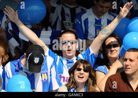 I fan di Colchester si divertano all'ultima partita di Layer Road. Foto Stock